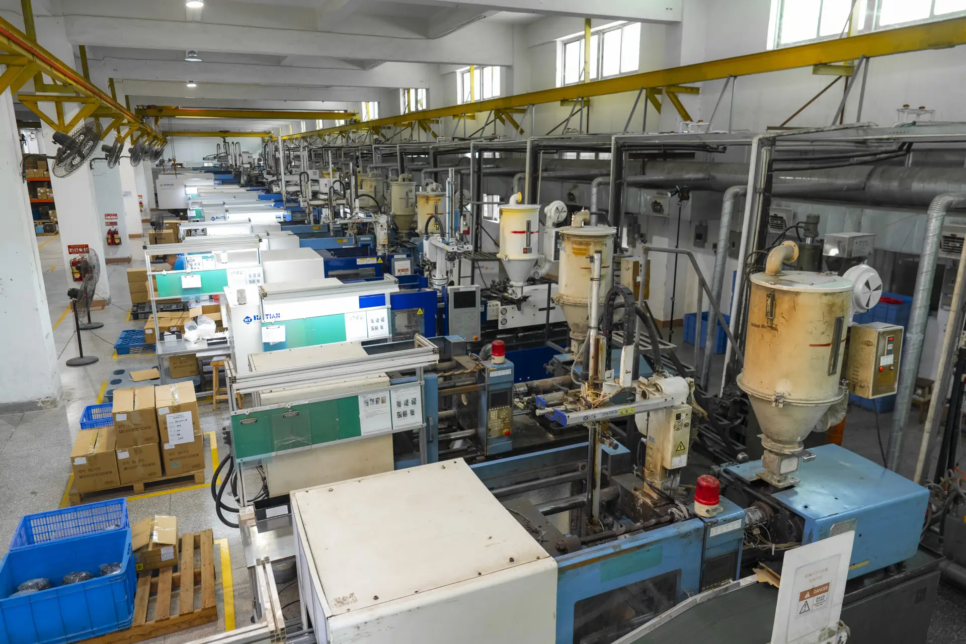 Plastic injection machine hall
